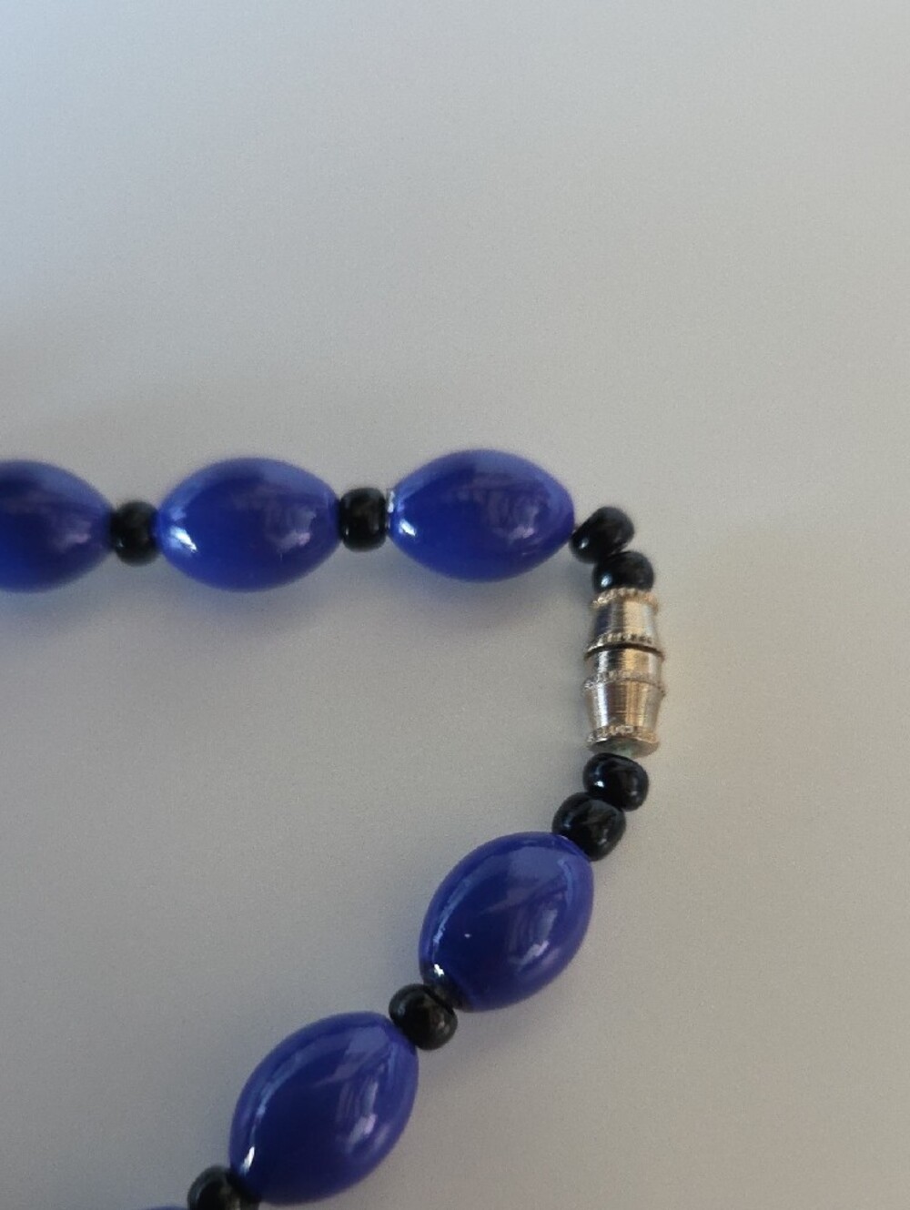 Vintage Royal Blue & Black Oval Bead Strand Necklace | Screw Barrel Clasp Retro - Picture 3 of 3